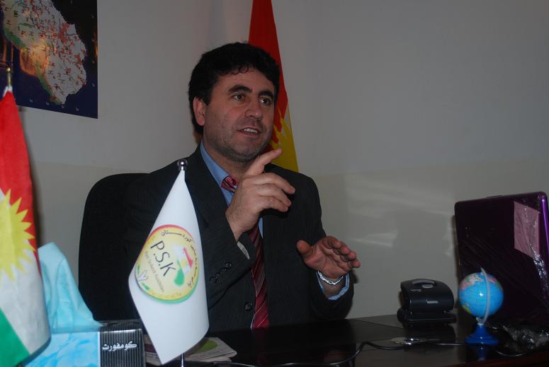 با هه&zwnj;موومان به&zwnj; کرده&zwnj;وه&zwnj; پشتیوانی بکه&zwnj;ین لە کاندیداتۆریی محەممەد سەدیق کەبوودوەند بۆ خه&zwnj;ڵاتی نۆبل.  عارف باوه&zwnj;جانی سه&zwnj;رۆکی پارتی سه&zwnj;ربه&zwnj;ستیی کوردستان.