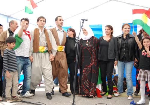 کۆمه&zwnj;ڵێک له&zwnj; ئه&zwnj;ندامانی ڕێکخراوی لاوانی سه&zwnj;ربه&zwnj;ستی کوردستان له فستیڤاڵی &zwnj; ڤێستبی مۆتاک له&zwnj; نۆروێژ به&zwnj; جلوبه&zwnj;گی کوردیه&zwnj;وه&zwnj; به&zwnj;شداریان کرد!