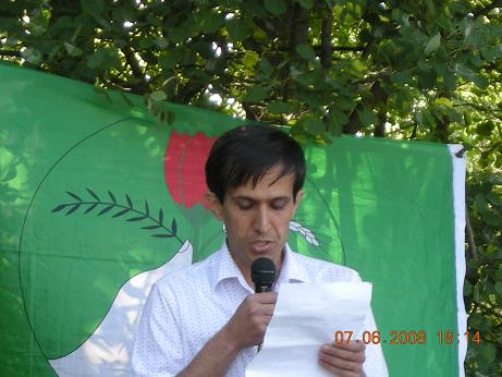 به&zwnj;شداری شاندێکی پارتی سه&zwnj;ربه&zwnj;ستیی کوردستان له&zwnj; ئاهه&zwnj;نگی 33 ساڵه&zwnj;ی یه&zwnj;کێتی نیشتمانی کوردستان.